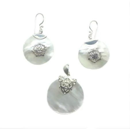set en argent et nacre,soit un paire de boucles d'oreilles et un pendentif pour 169 francs.-bijouxbijoux.ch
